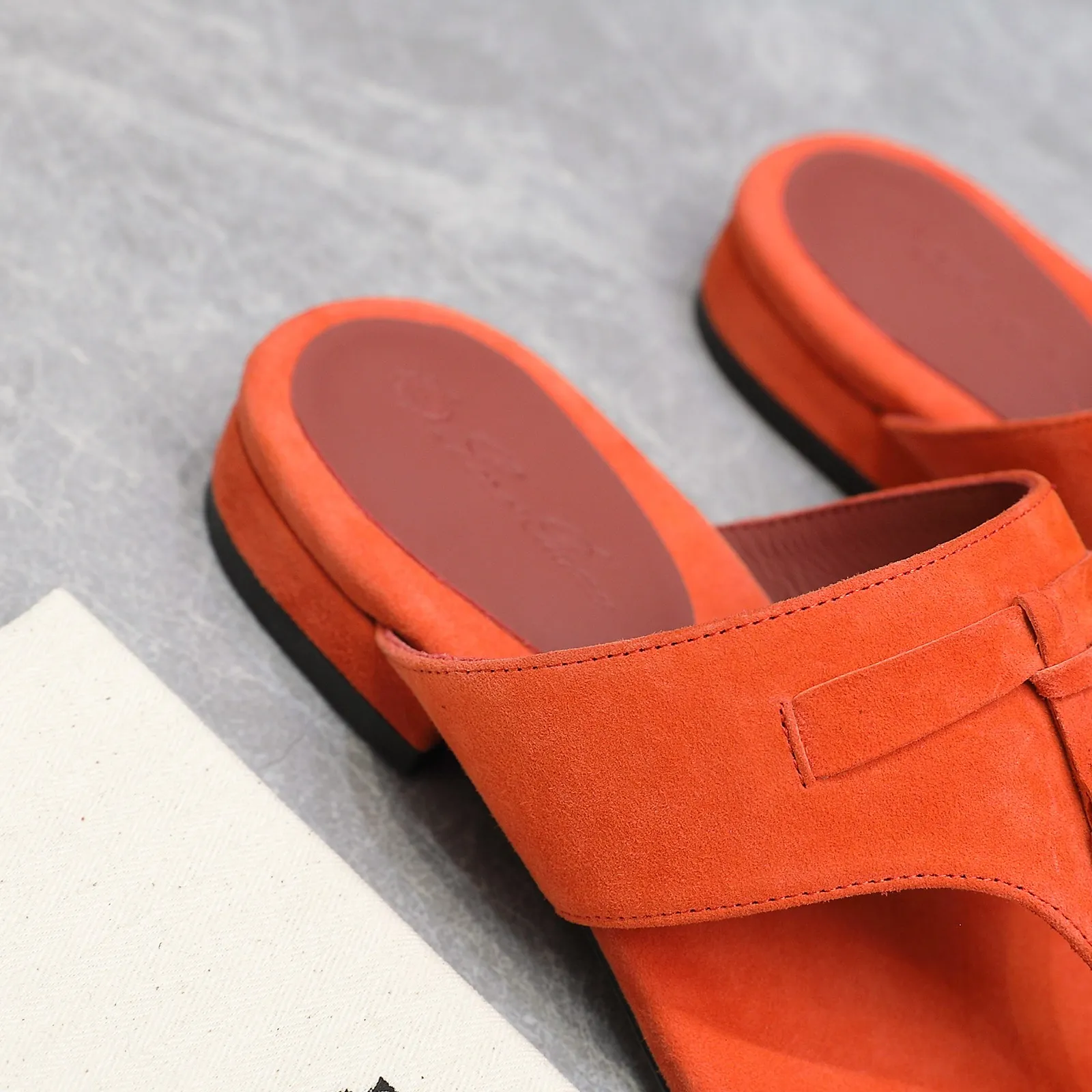 👟👟Ex-factory price 560👟👟 Purchasing-grade [Loro Piana] LP Mindil series T-strap thong sandals ✔️Top quality ✔️Soft sheep leather forms a tailor-made band that meets at the top of the upper and is fixed by a strong elastic ankle design. One is adorned with a discreet horn padlock, the other a gold circle badge. With its simple construction and sophisticated feel, these sandals are ideal for summer. ✔️Material: imported sheepskin fabric, sheepskin lining and feet ✔️Imported genuine leather outsole ✔️Code number: 35-42 (35/41/42 custom-made, non-refundable)